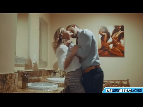 ❤️ Бүкіл аққұба сізді қоғамдық дәретханада азғырғанда ❤️❌ Секс видео бойынша бізде ☑